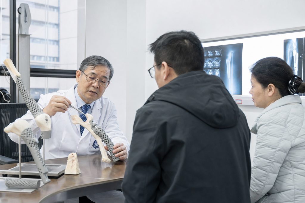 Dr Guo Zheng orthopedic oncologist Tangd - medical illustration
